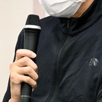 　閉廷後、記者会見する原告の男性＝２９日午後、新潟市