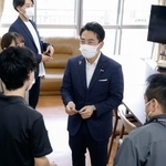 　老人ホームの視察に訪れ、関係者らと対話する小泉農相＝２９日午前、東京都中野区