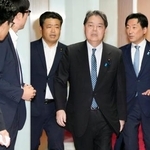 　自民党本部であいさつ回りをする林官房長官（右から２人目）＝２９日午前、東京・永田町