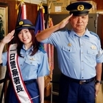 　愛知県警西尾署の一日署長を委嘱され、中島信彦署長（右）と敬礼するタレントの松井珠理奈さん＝２９日午後、西尾市の県立鶴城丘高