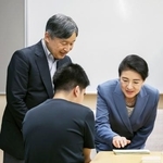 　滋賀県立盲学校で授業を見学される天皇、皇后両陛下＝２９日午後、彦根市（代表撮影）