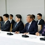 　月例経済報告等に関する関係閣僚会議に臨む石破首相（右から２人目）ら＝２９日午後、首相官邸