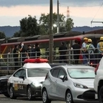 　ホームを通過中の特急列車に２人がはねられる事故があったＪＲ高徳線の勝瑞駅＝２９日午後５時５５分、徳島県藍住町