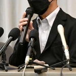 　提訴後、記者会見する自殺した女子生徒の父親＝２９日午後、静岡市