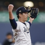 　完封で１１勝目を挙げ、ガッツポーズするオリックス・九里＝京セラドーム