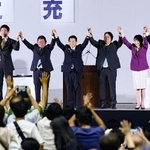 　名古屋市で開かれた自民党総裁選の演説会を終え、手を取り合う（左から）小林元経済安保相、茂木前幹事長、宮下一郎総裁選挙管理委員長代理、林官房長官、高市前経済安保相、小泉農相＝２６日