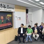 　２０１６年、ノーベル平和賞の中継を見る「憲法９条にノーベル平和賞を」実行委員会の関係者ら＝相模原市