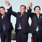 　２０２４年の自民党総裁選後に開かれた両院議員総会の壇上でポーズをとる（左から）岸田氏、石破氏、林氏＝東京・永田町の党本部