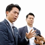 　報道陣の取材に応じる小泉農相＝２９日午前、東京都中野区
