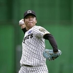 　キャッチボールで調整する阪神・村上＝６月、甲子園