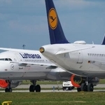 　ベルリン近郊の空港に駐機するルフトハンザ機＝２０２０年（ゲッティ＝共同）