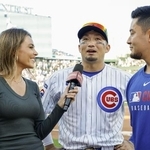 　２８日の試合後にインタビューを受けるカブス・鈴木＝シカゴ