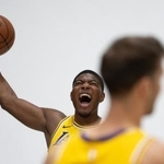 　写真撮影に応じるＮＢＡレーカーズの八村塁＝２９日（ＡＰ＝共同）