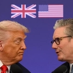 　１８日、ロンドン郊外で記者会見するトランプ米大統領（左）とスターマー英首相（ゲッティ＝共同）