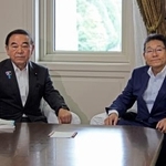 　会談に臨む自民党の坂本国対委員長（左）と立憲民主党の笠国対委員長＝３０日午前、国会