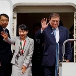 　韓国に向け出発する石破首相と妻の佳子さん＝３０日午後、羽田空港