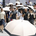 　暑さの中、東京・渋谷を歩く人たち＝６月