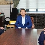 　会談に臨む（左から）日本維新の会の遠藤国対委員長、立憲民主党の笠国対委員長、国民民主党の古川国対委員長＝３０日午後、国会