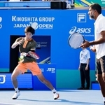 　ダブルス決勝でプレーする柚木武（左）、ロハン・ボパンナ組＝有明コロシアム