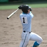 　県岐阜商戦の５回、適時二塁打を放つ山梨学院・菰田＝マイネットスタジアム皇子山