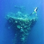 　ミクロネシア連邦チューク州のデュブロン島の沖に沈む日本の商船＝２００４年１０月（共同）