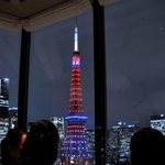 　東京タワーを望む「ザ・プリンス　パークタワー東京」のバーの特別席＝３０日午後、東京都港区