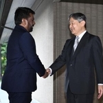 　スリランカのディサナヤカ大統領を出迎えられる天皇陛下＝３０日午後、皇居・御所（代表撮影）