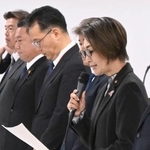 　強制不妊の被害者らとの定期協議の会合で発言する三原こども政策相（手前）＝３０日午後、東京都千代田区