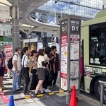 　観光バスに乗り込む旅行者ら＝７月、京都市