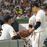 　５回を投げ終え、坂本（左）に迎えられる巨人・田中将＝東京ドーム