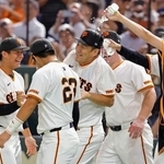　日米通算２００勝を達成し、チームメートから祝福を受ける巨人・田中将（中央）＝東京ドーム