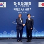 　会談前に、韓国の李在明大統領（右）と握手する石破首相＝３０日、釜山（共同）