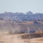 　３０日、破壊された建物が広がるパレスチナ自治区ガザ北部＝イスラエル南部スデロトから撮影（共同）