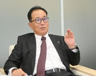 　インタビューに応じるシャープの沖津雅浩社長