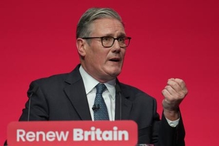 　９月３０日、英中部リバプールでの労働党大会で演説するスターマー首相（ＡＰ＝共同）