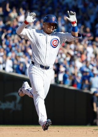 　パドレス戦の５回、ソロ本塁打を放ち塁を回るカブス・鈴木＝シカゴ（共同）