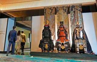 　よろいかぶとが並ぶ「エスパシオ　ナゴヤキャッスル」の宿泊者用エントランス＝名古屋市
