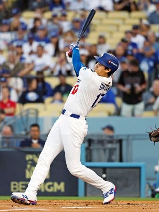　米大リーグ、ワイルドカードシリーズ第１戦のレッズ戦で、１回に先頭打者本塁打を放つドジャースの大谷翔平＝９月３０日、ロサンゼルス（共同）