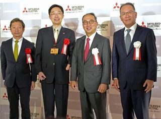 　新工場棟の竣工式に出席した三菱電機の漆間啓社長（右から２人目）ら＝１日午前、熊本県菊池市