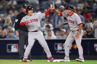 　ヤンキース戦の７回、代打で逆転の２点打を放ち喜ぶレッドソックス・吉田（左）＝ニューヨーク（ゲッティ＝共同）