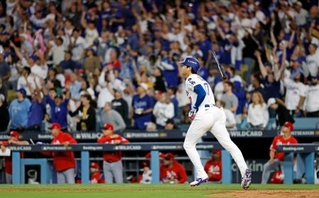 　レッズ戦の６回、この試合２本塁打目となる２ランを放ち一塁へ向かうドジャース・大谷＝ロサンゼルス（共同）