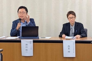 　記者会見するＬＧＢＴ法連合会の神谷悠一代表理事（左）ら＝１日午前、厚労省