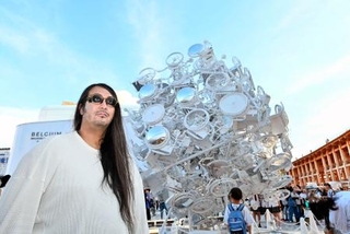 　７０台を超える車いすを使用した作品を手がけたアーティストの檜皮一彦さん＝８月、大阪市此花区の夢洲