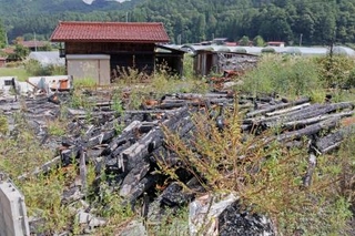 　放火で全焼した古民家跡＝９月１７日、岐阜県飛騨市神岡町
