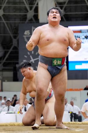 　成年男子個人で優勝し喜ぶ愛知・杉本弘樹。奥は敗れた神奈川のリビル・クリストファー＝県民共済ドーム長浜
