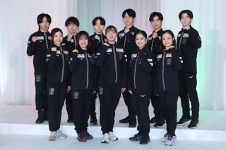 　記者会見を終え、記念撮影に応じる（前列左から）千葉百音、樋口新葉、坂本花織、渡辺倫果、島田麻央、（後列左から）三浦佳生、佐藤駿、鍵山優真、山本草太、壷井達也、中田璃士＝１日、東京都新宿区