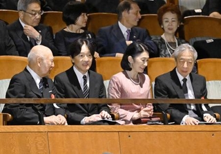 　第８０回文化庁芸術祭オープニング公演のオペラ「ラ・ボエーム」を鑑賞するため、新国立劇場に到着された秋篠宮ご夫妻＝１日午後、東京都渋谷区（代表撮影）