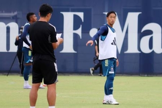 　練習するＪ１横浜Ｍの喜田主将（右）＝神奈川県横須賀市