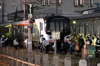 　ＪＲ高山線の踏切でトラックと衝突した特急「ひだ」１４号＝１日午後５時５８分、岐阜県各務原市