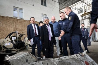 　ウクライナ・ポルタワで地雷除去に関する説明を受ける中込正志駐ウクライナ大使（手前左から２人目）＝１日（ウクライナ非常事態庁提供・共同）